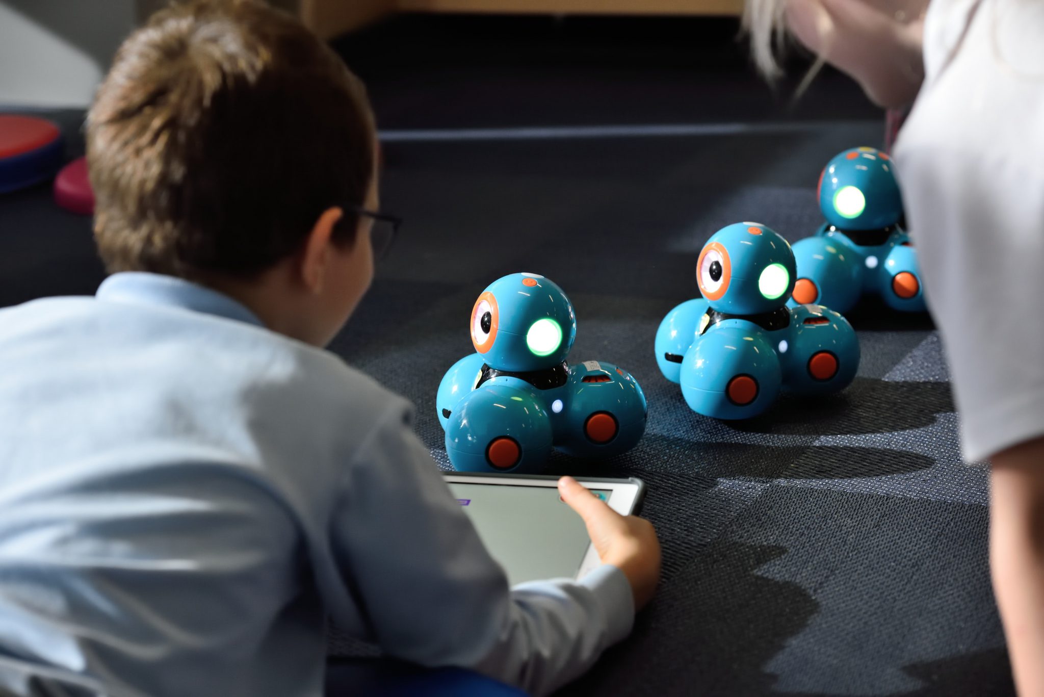 Which One Is Better For Kids- AI-Powered STEM Toys Vs Traditional Toys ...